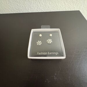 Silver tone fashion earrings round faux pearls stud. New.